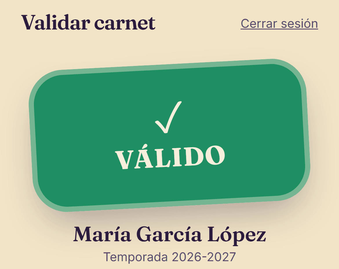 Pantalla del validador con el sello verde VÁLIDO y, debajo, el nombre del socio y la temporada para contrastarlo con la persona.